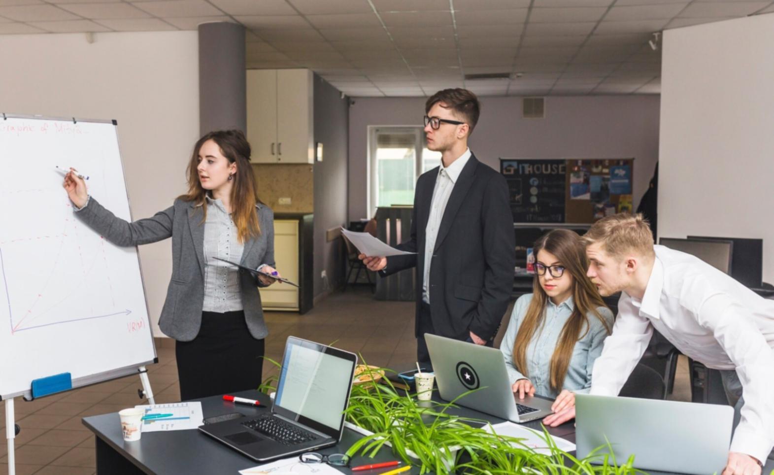 Equipo de xalendoriq trabajando en estrategia de venture building